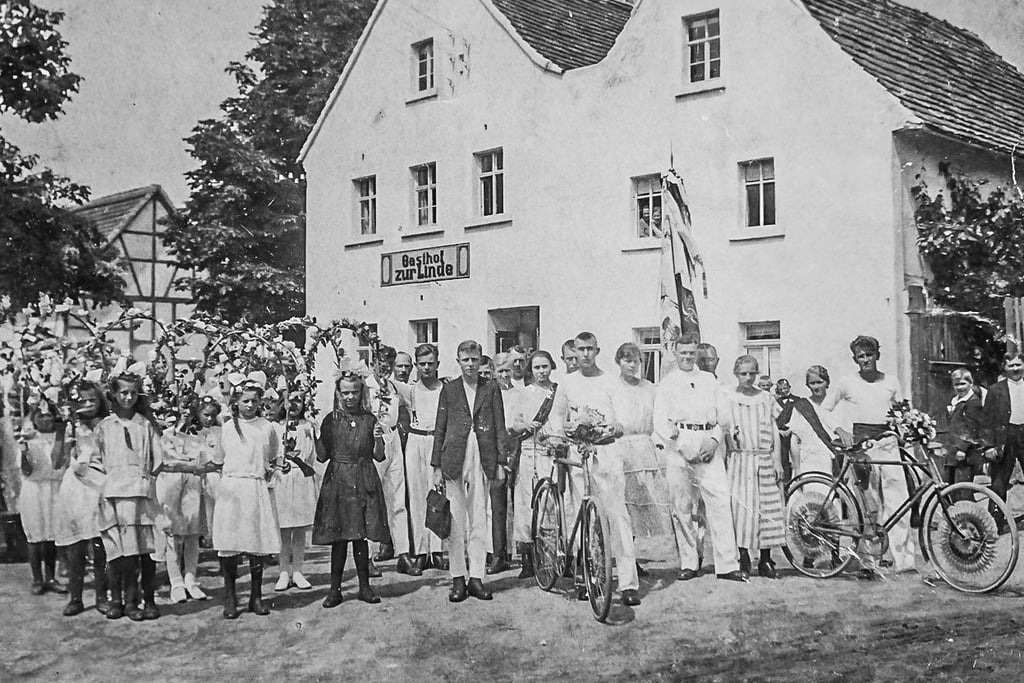 Das historische Foto zeigt ein Kinderfest in Maßnitz.