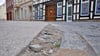 An der Brüderstraße/Ecke Wüste Worth in Stendal ist der Gehweg nach Glasfaserarbeiten nicht wieder korrekt geschlossen worden.