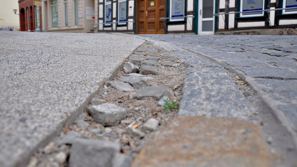 An der Brüderstraße/Ecke Wüste Worth in Stendal ist der Gehweg nach Glasfaserarbeiten nicht wieder korrekt geschlossen worden.
