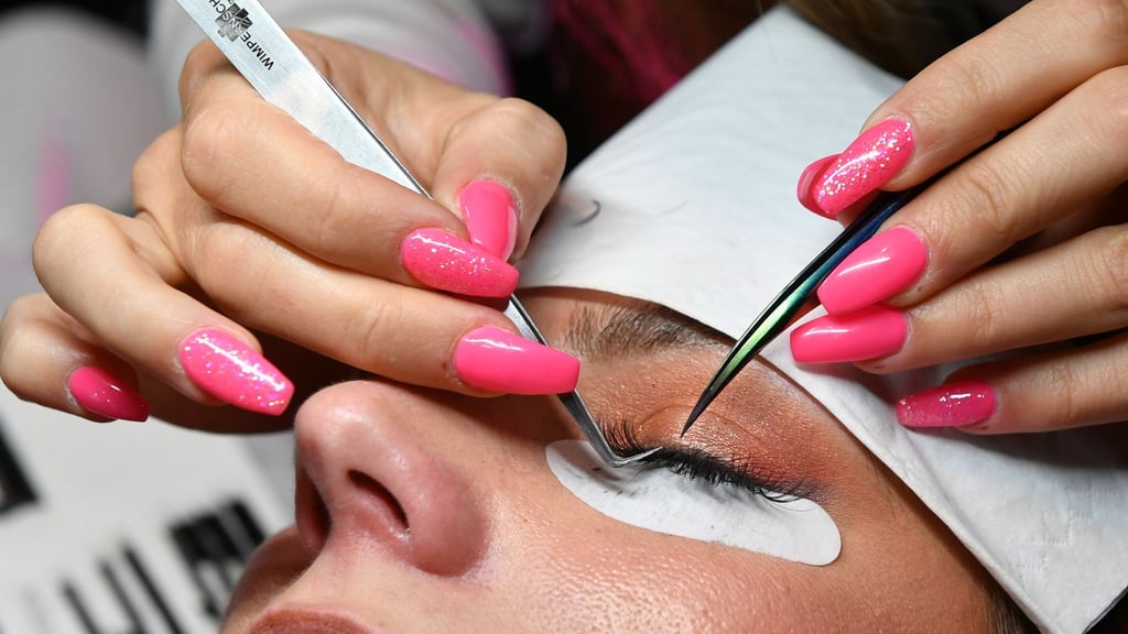 Nicht ohne Risiken: Wimpernverlängerungen können allergische Reaktionen und Entzündungen am Augenlid verursachen.