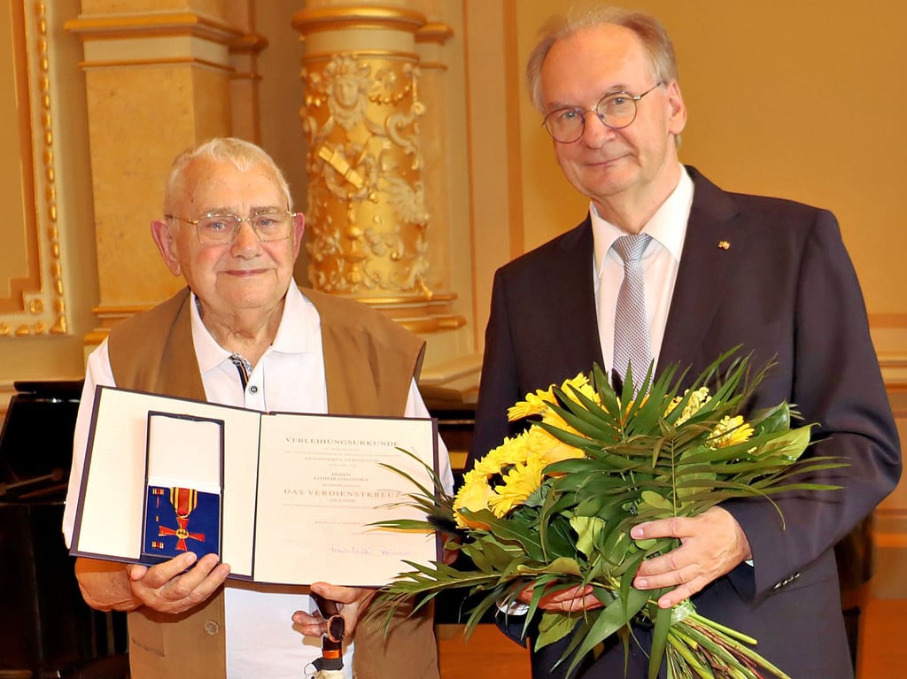 Von Ministerpräsident Reiner Haseloff persönlich erhielt Lothar Galonska (links) das Verdienstkreuz am Bande.
