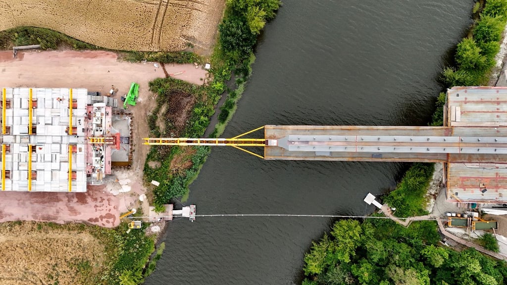 Zentimeter um Zentimeter wird die Brücke der A143 bei Schiepzig westlich von Halle über die Saale geschoben.