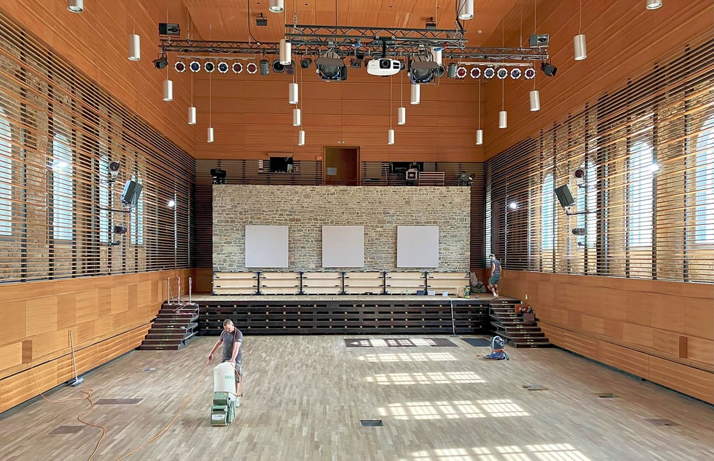 Ungewohntes Bild: Der Johann-Sebastian-Bach-Saal ist komplett leer geräumt, damit die Arbeiter der Firma Bembé Parkett aus Halle Platz haben.