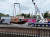 Schiff am Haken: Der Kaffenkahn „Askania“ der Halleschen Jugendwerkstatt wird nach gründlicher Sanierung  im Trothaer Hafen zu Wasser gelassen. 