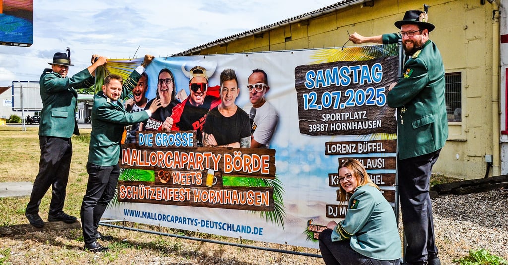 Mitglieder des Schützenvereins Hornhausen werben für das Volks-und Schützenfest vom 11. bis 13. Juli 2025. In diesem Rahmen findet erstmals eine Mallorca-Party statt.