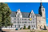 Das Schloss Leitzkau ist derzeit eingerüstet. Der Grund sind Arbeiten an den Fenstern. Werden tatsächlich Plastikfenster in das Baudenkmal eingesetzt?