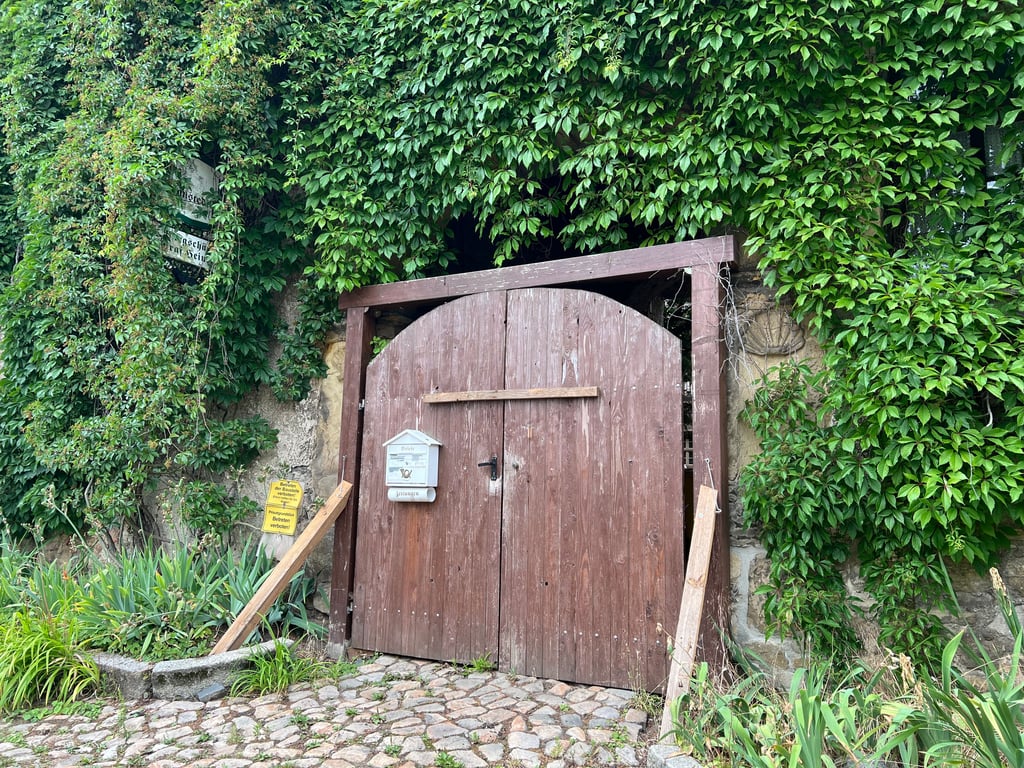 Ein etwas marode wirkendes Tor versperrt aktuell den Zugang zur Burg Schlanstedt.