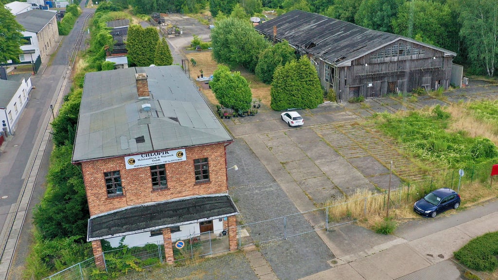 Neben der alten Sägewerkshalle (rechts) stehen auf dem Gelände an der Bahnhofstraße noch mehrere weitere Gebäude.