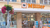 Die Müller-Filiale in der Weißenfelser Jüdenstraße wirbt schon mit Rabatten. Gibt es bald nur noch im Erdgeschoss eine Drogerie? Aktuell droht eine komplette Schließung.&nbsp;