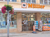 Die Müller-Filiale in der Weißenfelser Jüdenstraße wirbt schon mit Rabatten. Gibt es bald nur noch im Erdgeschoss eine Drogerie?