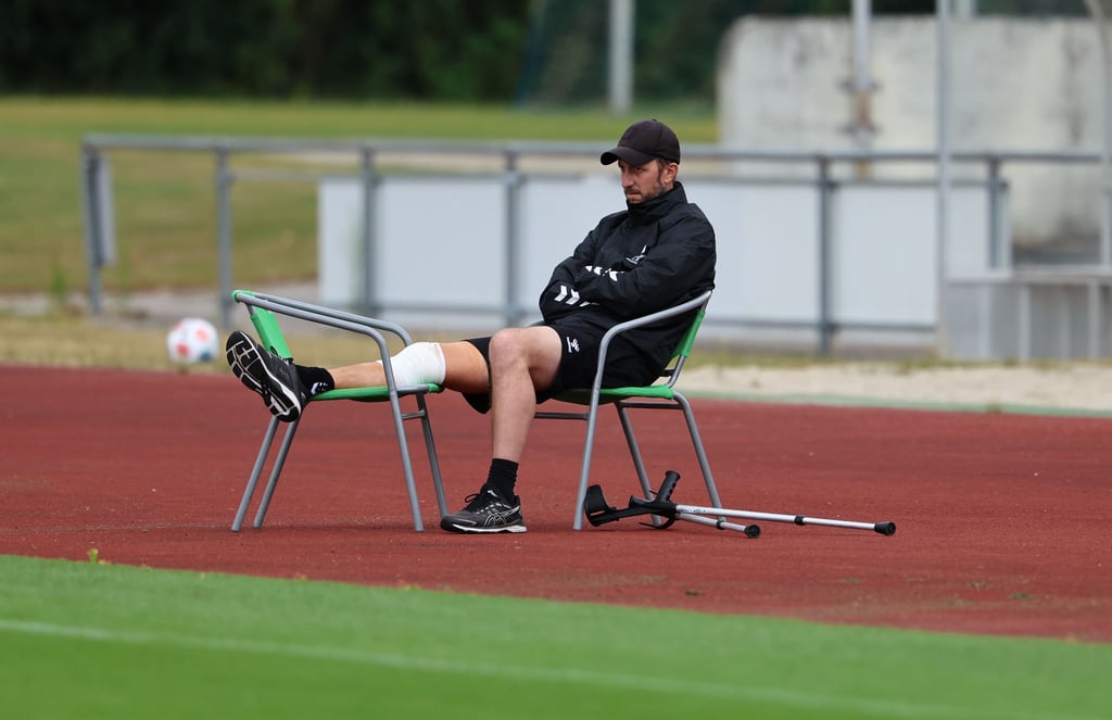Co-Trainer Andreas Schumacher legte das Bein nach seiner OP am Vortag ab.