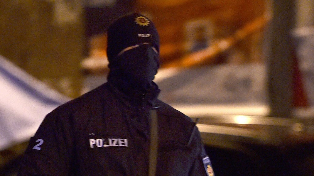 Ein vermummter "echter" Polizist bei einer Razzia - in Burg versuchten zwei Männer vorzutäuschen, sie seien Beamte - und verängstigten damit ein Mädchen enorm.