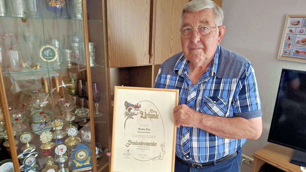 Einen Schrank voller Pokale und jetzt noch dazu eine ganz besondere Urkunde kann Martin Elze aus Trebitz herzeigen.