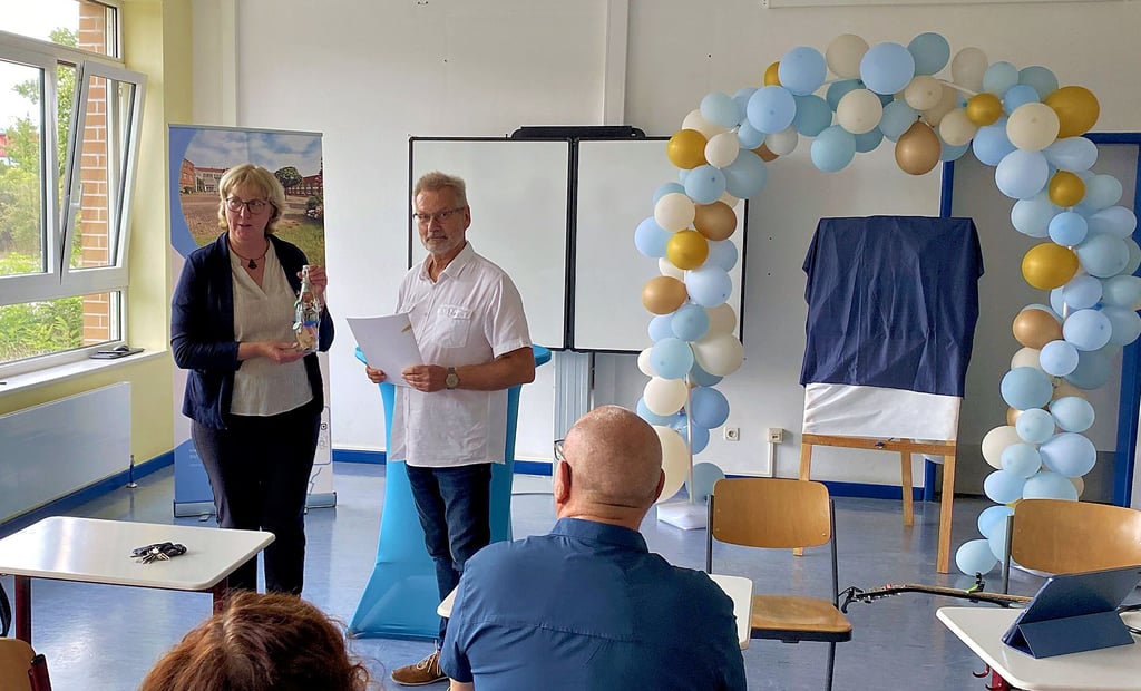 Schulleiterin Astrid Mann verabschiedet den langjährigen Lehrer Jörg Krumm in den Ruhestand.