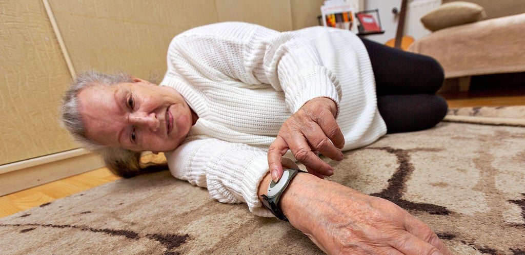 Ein Notruf kann Leben retten – geht er rechtzeitig bei Leitstelle, Sozial- und/oder Rettungsdienst ein. Zuletzt geriet der Hausnotruf in Verruf.