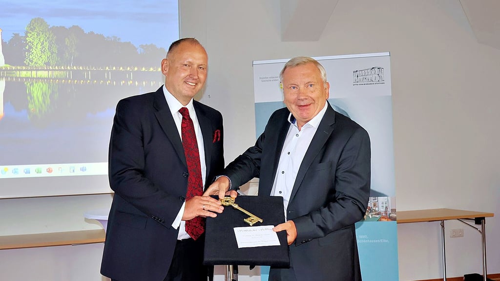 Bürgermeister Maik Mund (links) übergab in Schönhausen den symbolischen Schlüssel an Norbert Brackmann, Vorstandsvorsitzender der Otto-von-Bismarck-Stiftung. Anlass war die Grundstücksübertragung.