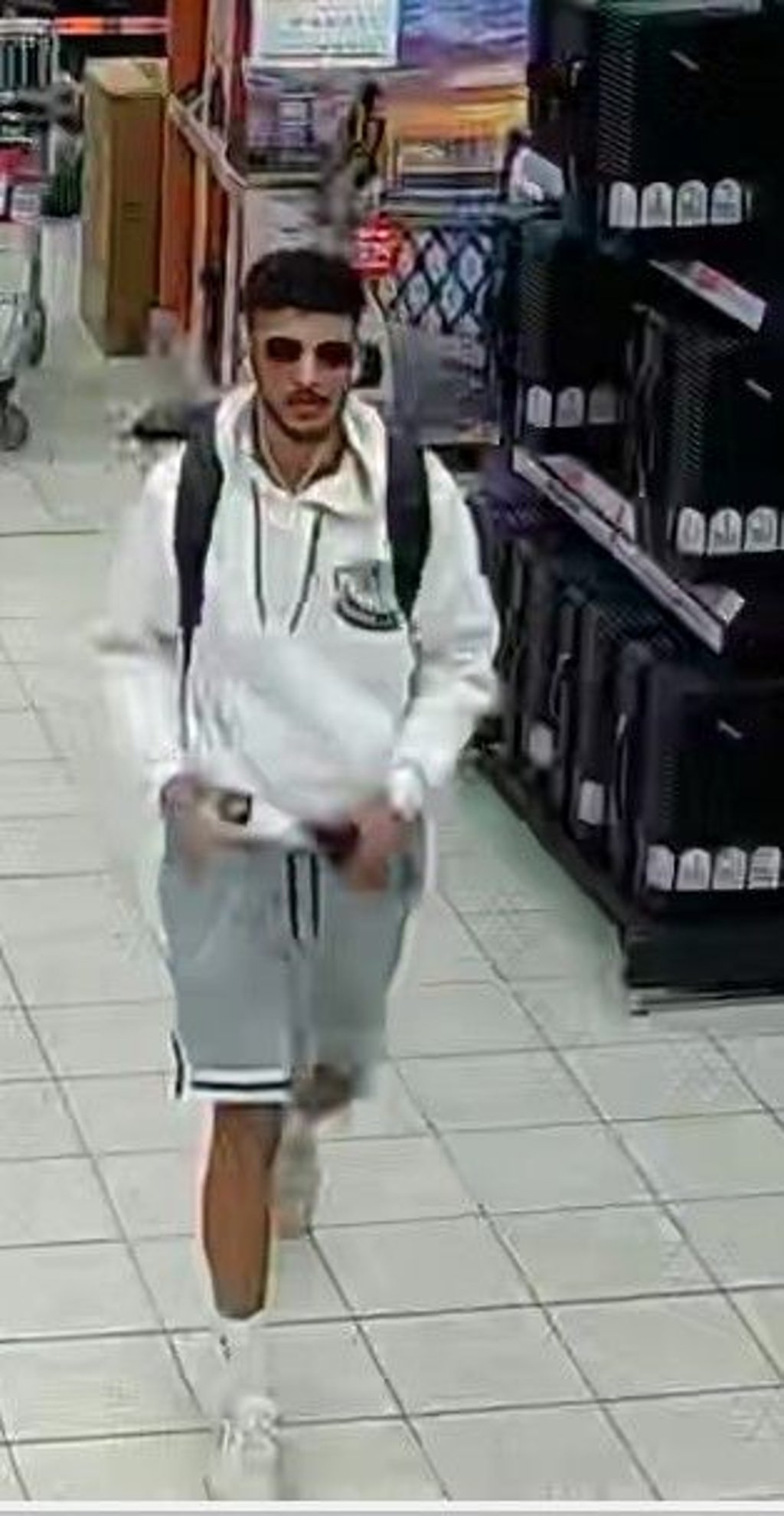 Diese Person steht im Verdacht, die Waren gestohlen zu haben.