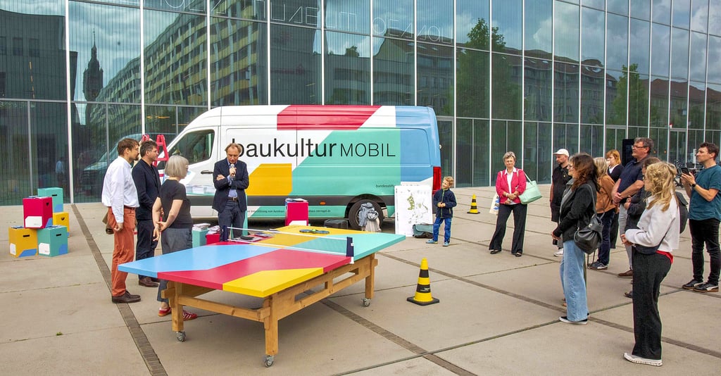 Der Stopp Dessau-Roßlau der Sommerreise der Bundesstiftung Baukultur wird vor dem Bauhausmuseum eröffnet.