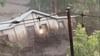 In Ruidoso wird ein ganzes Haus von den Wassermassen mitgerissen.