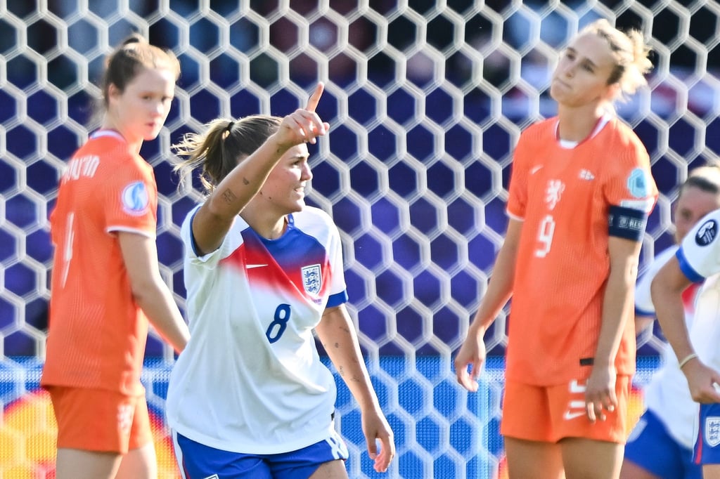 Bayerns Georgia Stanway erzielte das 2:0 für England.