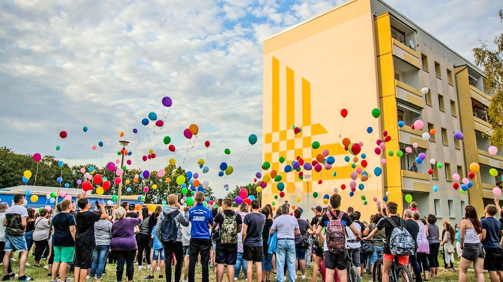 Menschen ließen bei einer Gedenkveranstaltung für den toten Tim Ballons in die Luft steigen. Der Mord an dem Zweijährigen erschütterte vor 5 Jahren viele Menschen und lenkte den Blick auf das Jugendamt. Amtsleiterin Antje Springer sieht im MZ-Interview deutliche Grenzen der Jugendhilfe und warnt vor Versäumnissen im System.