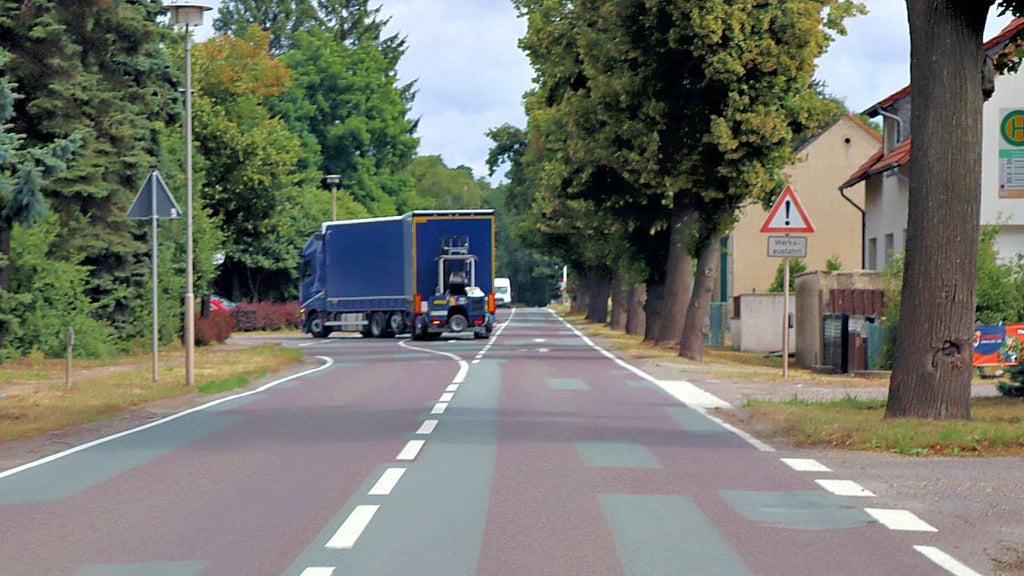 Anwohner des Ortsteils Flechtingen-Bahnhof fordern für die Calvörder Straße, die vielfahrende Landesstraße 25, verkehrsberuhigende Maßnahmen.
