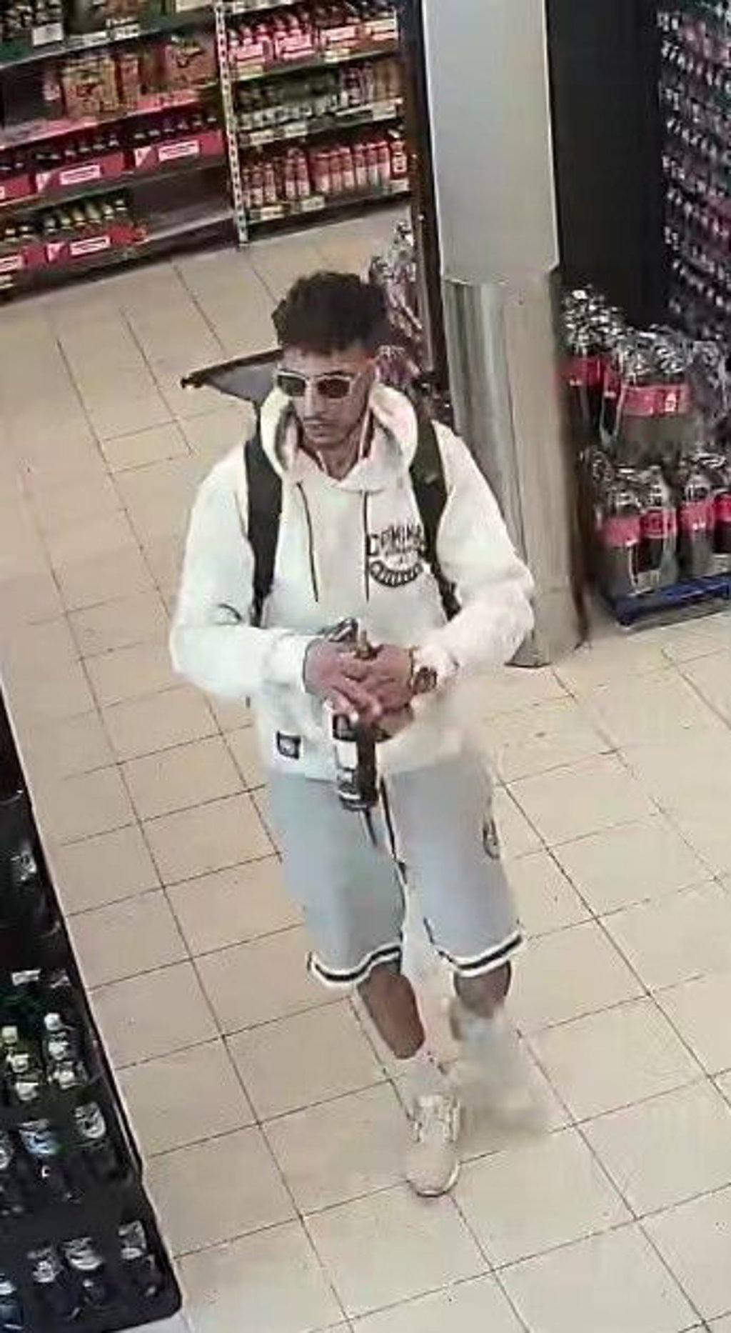Diese Person wird verdächtig, Ladendiebstahl begangen zu haben.