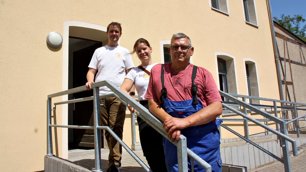 Freuen sich über das neue Domizil des Jugendfreizeitzentrums mitten in Osterburg unweit vom Großen Markt: Julian Reinecke (von links) vom Internationalen Bund (IB), Osterburgs Kinder- und Jugendbeauftragte Marie Weitz und Mario Lehmann vom IB.