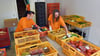 Ines Oldendorf (links) und Vicki Sowa von der Eisleber Tafel packen Lebensmittelkisten. Alelrdings gibt es immer wneiger Lebensmittelspenden und immer mehr Bedürftige.&nbsp;