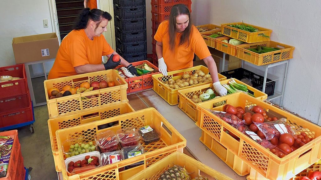 Ines Oldendorf (links) und Vicki Sowa von der Eisleber Tafel packen Lebensmittelkisten. Alelrdings gibt es immer wneiger Lebensmittelspenden und immer mehr Bedürftige.