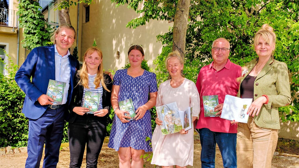 Vereinsvertreter, Autorin, Verlegerin und Illustratorin stellen in Wittenberg das Kinderbuch „Der Rehkitz-Dieb“ vor.
