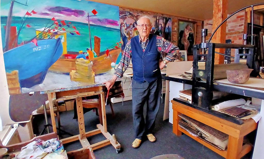 Wolfram Schubert an der Staffelei in seinem Atelier.
