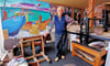Wolfram Schubert an der Staffelei in seinem Atelier. 