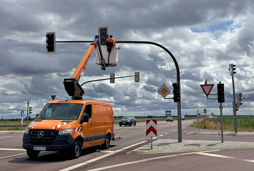 Ein Mitarbeiter einer Verkehrstechnik-Firma sind an der B6 im Einsatz.