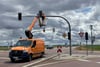 Ein Mitarbeiter einer Verkehrstechnik-Firma sind an der B6 im Einsatz. 