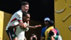 Enzo Fernandez (oben) feiert Matchwinner João Pedro nach dessen zweitem Tor gegen seinen Ex-Club Fluminense. Der Brasilianer hebt entschuldigend die Hände.