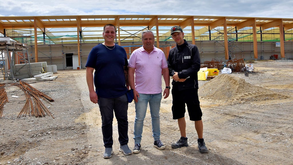 Rewe-Inhaber Friedrich Jähnel (links), Bauherr Karl-Heinz Zehentner (Mitte) und Bauleiter Cedric Wendisch auf der Baustelle des neuen Rewe-Markts und Rossmanns.