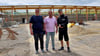 Rewe-Inhaber Friedrich Jähnel (links), Bauherr Karl-Heinz Zehentner (Mitte) und Bauleiter Cedric Wendisch auf der Baustelle des neuen Rewe-Markts und Rossmanns.