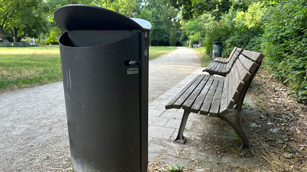 Im Schneidersgarten im Magdeburger Stadtteil Sudenburg stehen schon seit ein paar Jahren die neuen Papierkörbe vom Typ Fly XL. Einer davon kostet inklusive Aufbau 1.500 Euro.