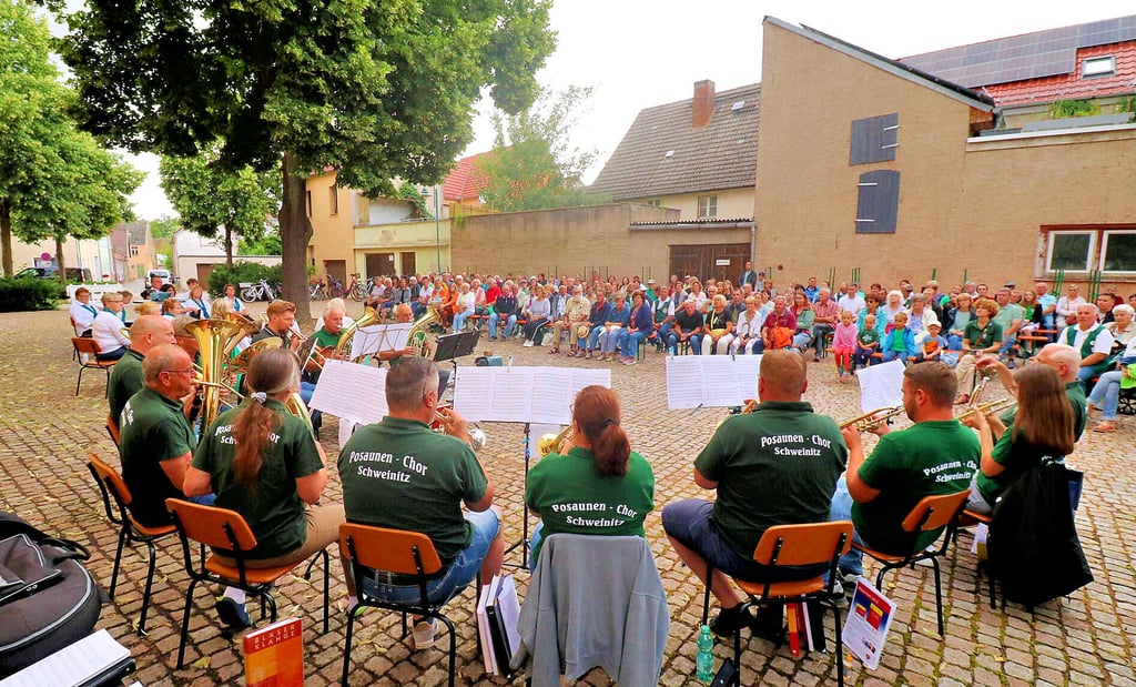 Der Posaunenchor und der Kirchenchor, beide unter der Leitung von Pfarrer Dietrich Schekatz, gestalteten den Musikabend auf dem Schweinitzer Kirchplatz. Viele Zuhörer stellten sich dazu ein.