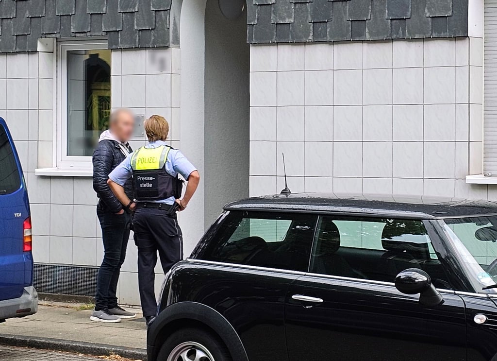 Insgesamt fanden Maßnahmen zeitgleich in sechs Objekten in den Städten Essen, Dortmund, Düsseldorf und Soest statt, wie die Generalstaatsanwaltschaft Düsseldorf und die Polizei Essen mitteilten.