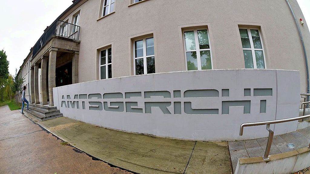 Ein 19-Jähriger musste sich vor dem Ascherslebener Amtsgericht verantworten, weil er auf einem Heimatfest den Hitlergruß gezeigt hat.