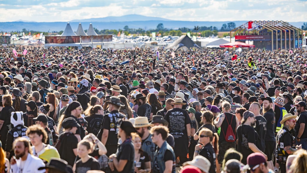 Ein Menschenmeer: Rund 25.000 Metal-Fans besuchten das Rockharz-Festival 2025 auf dem Flugplatz Ballenstedt.
