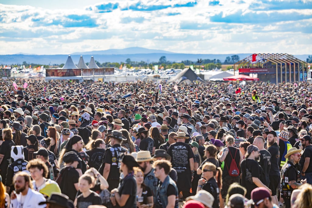 Ein Menschenmeer: Rund 25.000 Metal-Fans besuchten das Rockharz-Festival auf dem Flugplatz Ballenstedt.