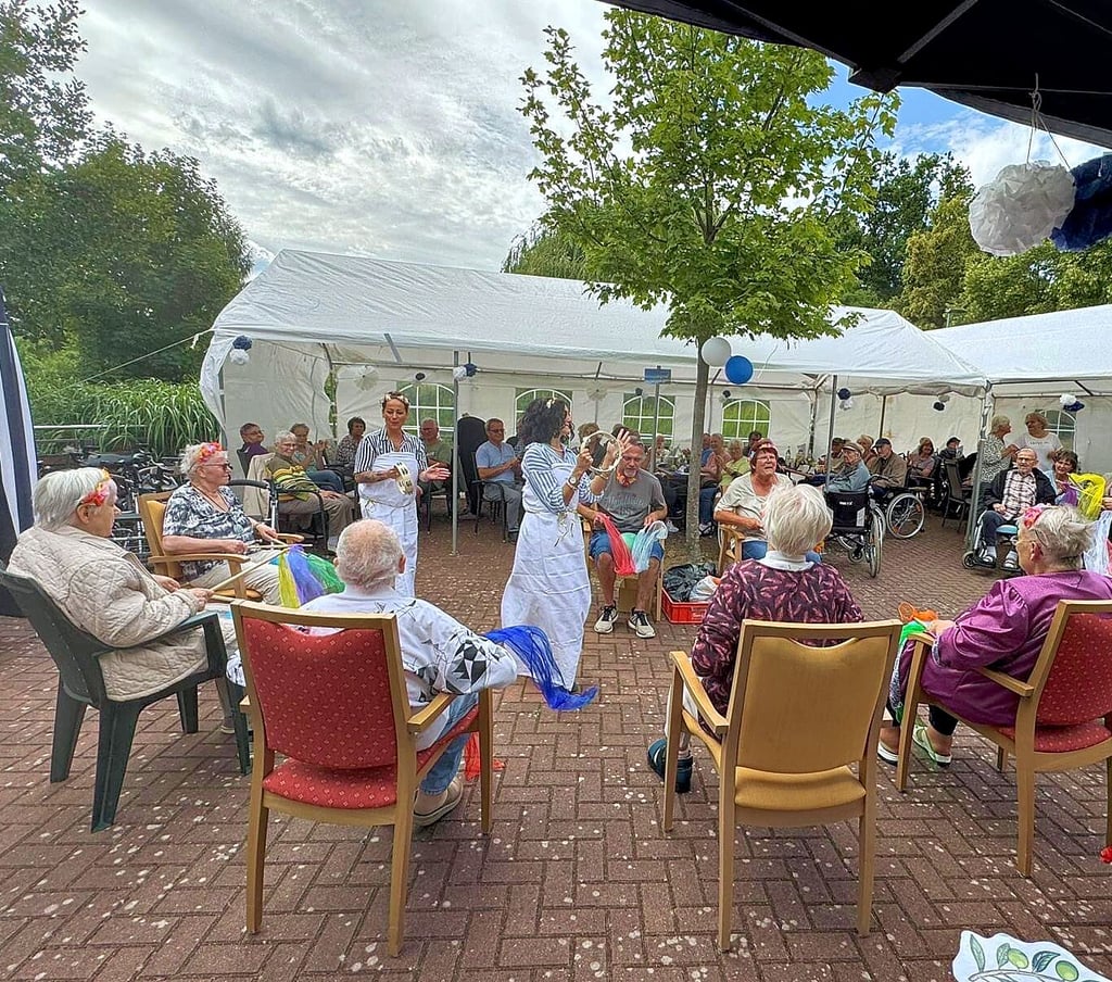 Zu griechischer Musik ist beim Sommerfest getanzt worden.