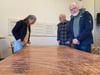 Ehrenamt hält das Cageprojekt am Leben - auch Stiftungsvorstand und Kuratorium arbeiten komplett ehrenamtlich. Hier betrachten Anneli Borgmann, Kay Lautenbach und Bernd Schröder (von links) die Kupferplatte, aus der Elemente für das "Final Ticket" gestanzt werden. Man kann schon jetzt für den Abschluss des Konzertes 2640 eine Karte kaufen und so das Projekt finanziell unterstützen.