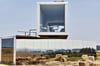 Geben der Initiative ihren Namen: Zwei  verglaste Schiffscontainer bilden die Spiegelarche auf einem Feld in Roldisleben. 
