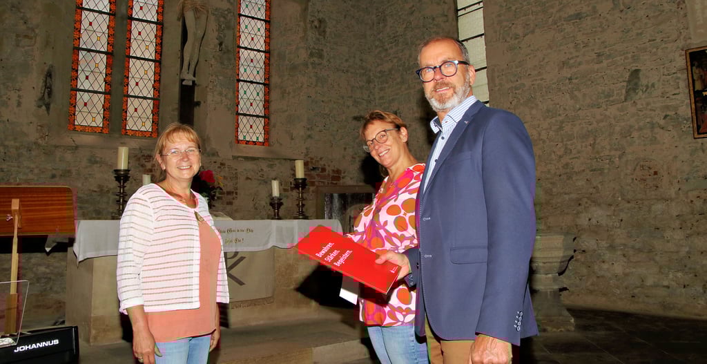 Gemeindkirchenratsvorsitzende Liane Hilfert (links) zeigt hier Hans-Michael Strube die große Stephanikirche.