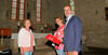 Gemeindkirchenratsvorsitzende Liane Hilfert (links) zeigt hier Hans-Michael Strube die große Stephanikirche. 