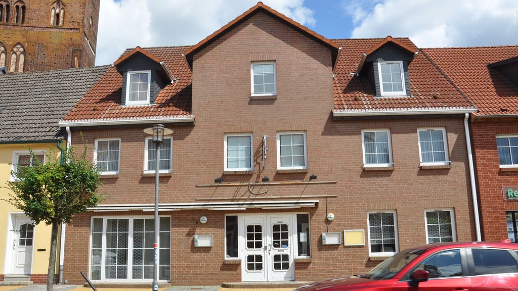 Leere Zettel im Aushang: Das frühere „Alanda“ in der Großen Brüderstraße Seehausen (Altmark) steht seit 2019 leer und nun zum Verkauf.